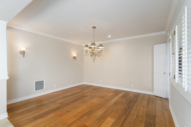 Building Photo - 14972 Camarosa Dr