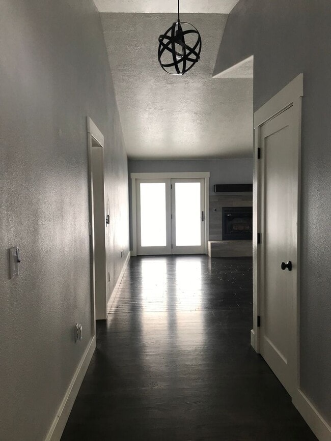 Building Photo - Beautiful 3-Bedroom Home with Modern Upgra...