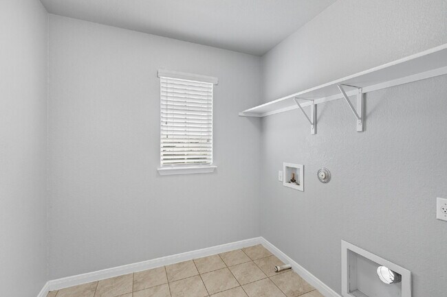 Building Photo - Large 4 bed, 2.5 bath Home in Meadows of K...
