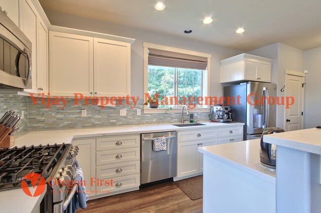 Building Photo - 825 NE Wheelock Pl