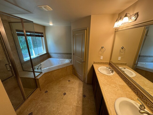 Building Photo - 4Bd/2.5Ba Bellevue Home