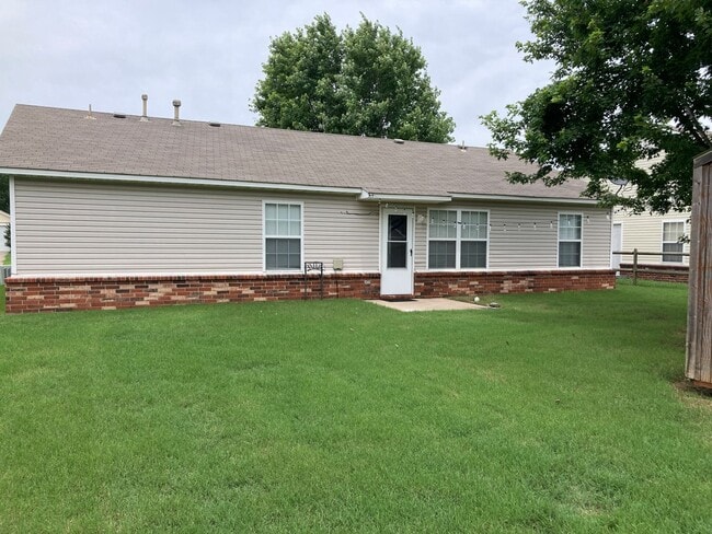 Building Photo - Nice Claremore 3/2/2 Home in Greenbrier Ad...