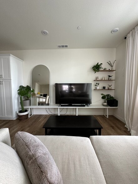 Building Photo - 30321 Town Square Dr