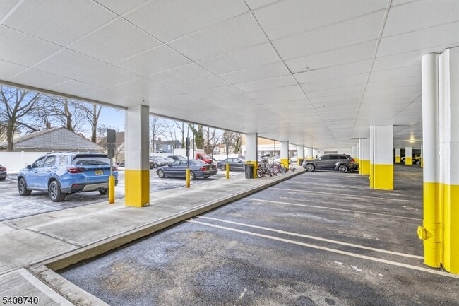 Building Photo - 321 E 3rd St