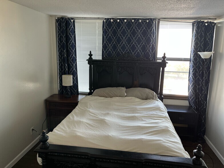 Building Photo - 450 W 7th St