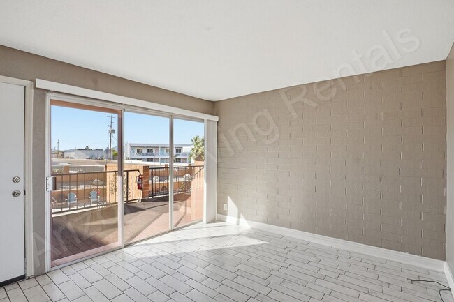Building Photo - DOWNTOWN LAKEVIEW CONDO