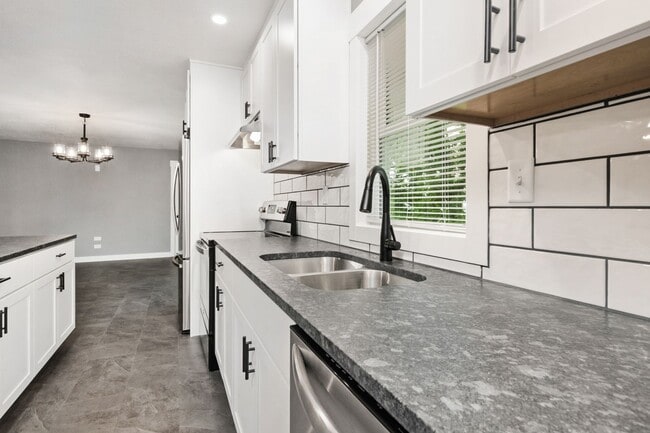 Building Photo - 1801 Elaine Dr