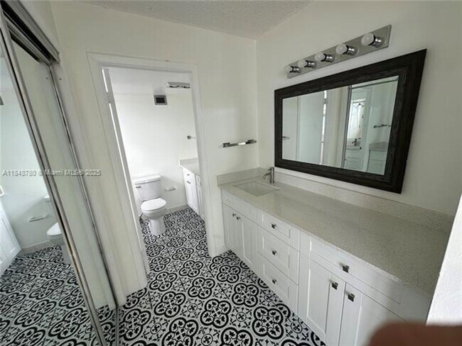 Building Photo - 6039 Collins Ave