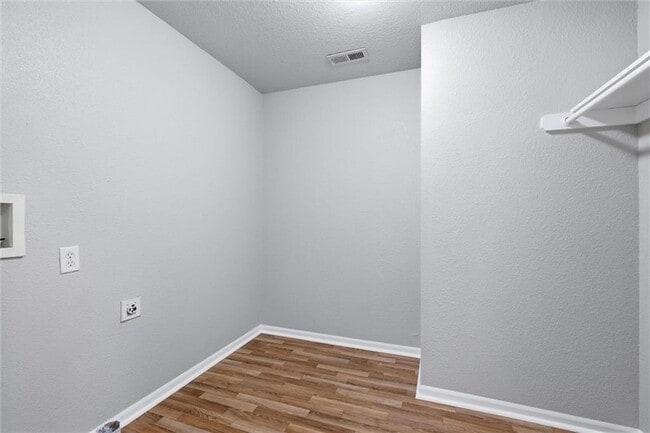 Building Photo - 10337 Parkview Ave