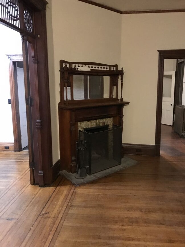 Building Photo - Precious 5 Bedroom 2 Bathroom Home in Sout...