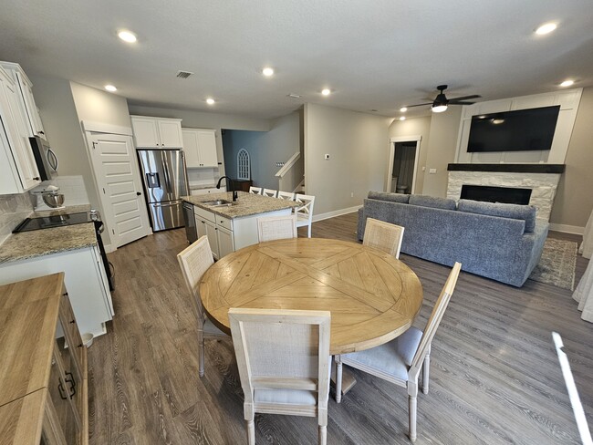 Building Photo - 5825 Danbury Blvd