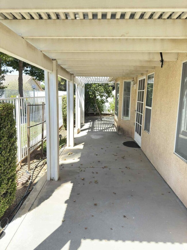 Building Photo - 2890 Summer Set Cir