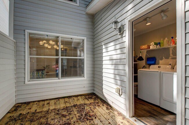 Building Photo - 252 Howle Ave