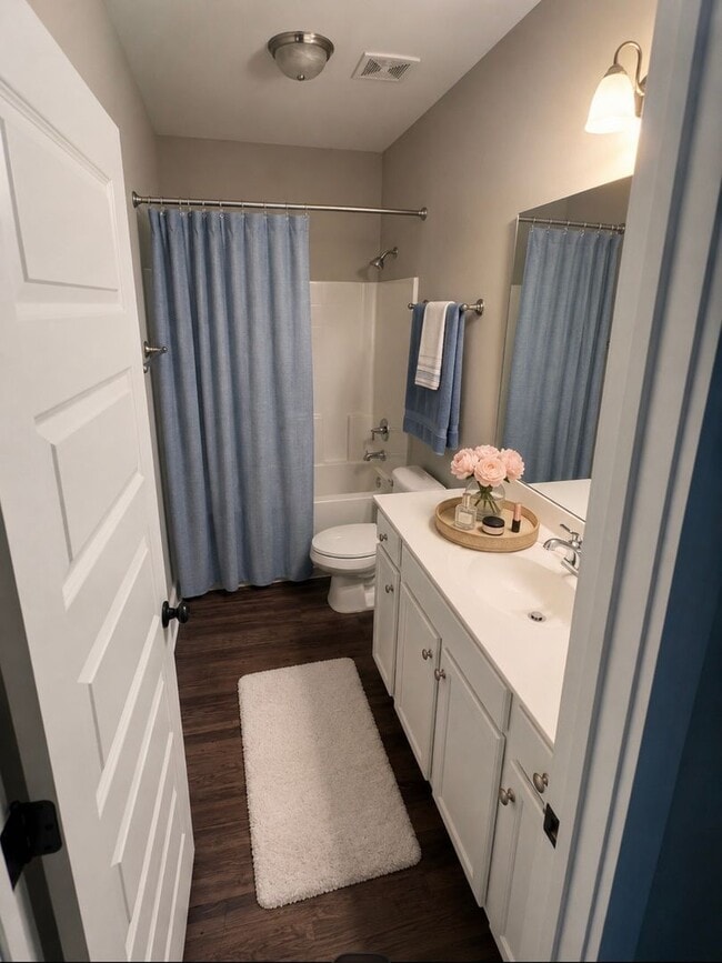 Building Photo - 3 Bedroom Home with Garage and Flat Fenced Backyard!