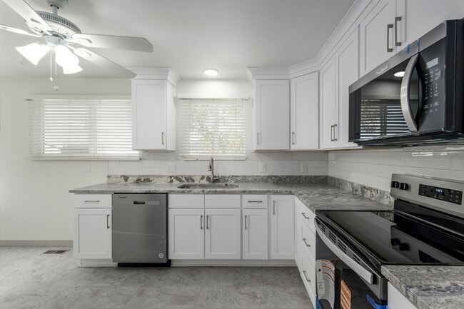 Building Photo - Gorgeous Home in Cottonwood Heights!