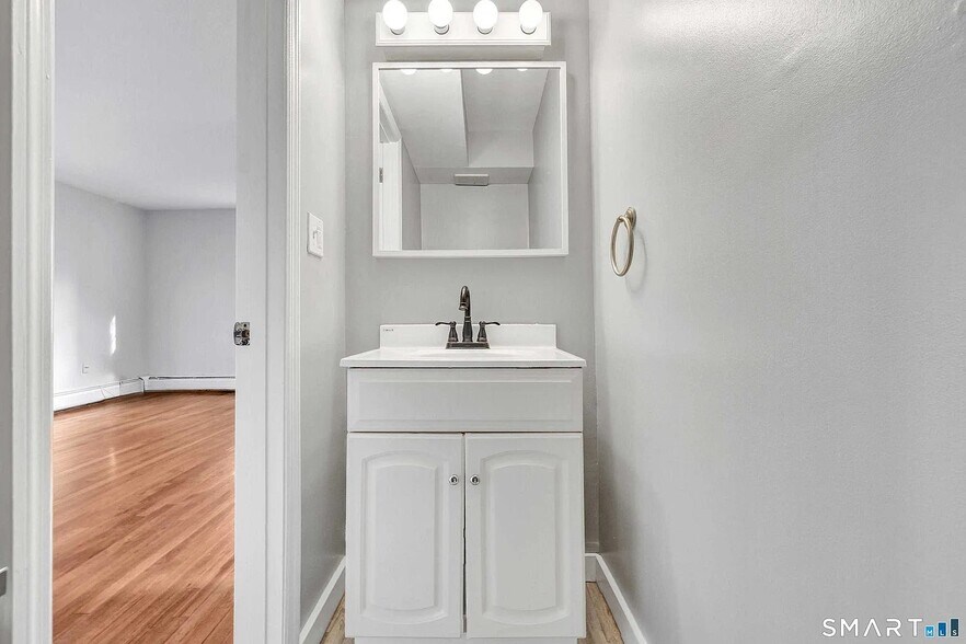 Building Photo - 240 Sunnyridge Ave