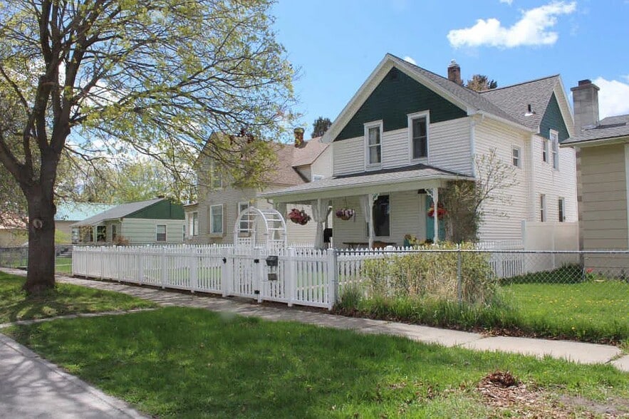 Building Photo - 378 5th Ave E