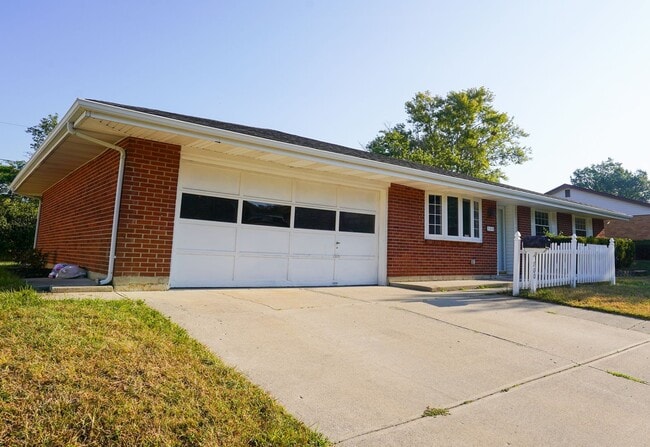 Building Photo - Beautifully updated 3-bedroom, 2-bath bric...