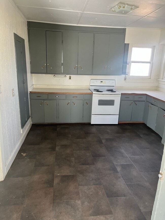 Building Photo - $950 - 3 bed 1 bath - Single Family Home