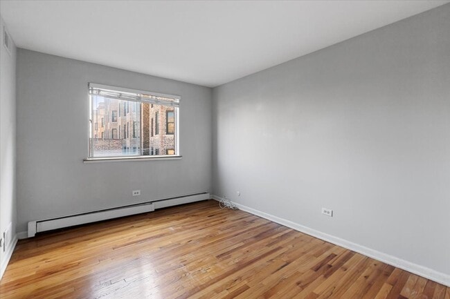 Building Photo - 541 W Oakdale Ave