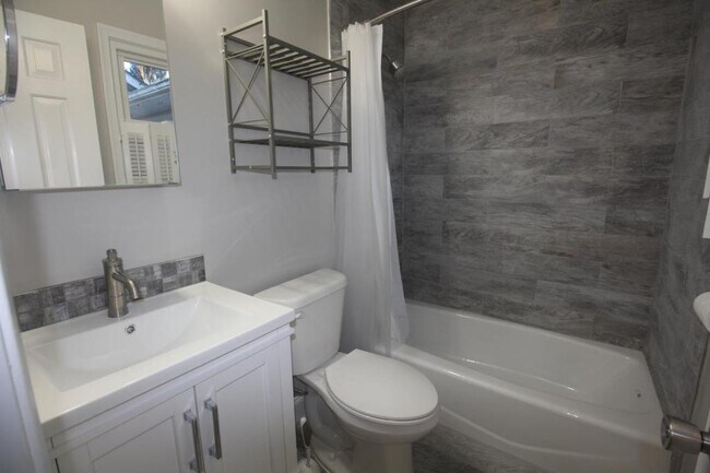 Building Photo - 9944 Murnane St