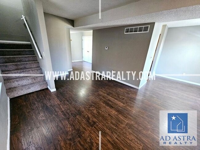 Building Photo - Nice 3 bed 1.5 bath townhouse in Olathe-Co...