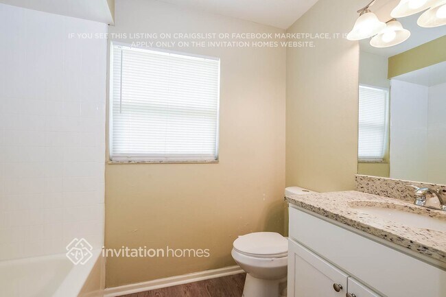 Building Photo - 204 N Alderwood St