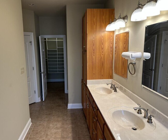 Building Photo - 693 Williams Rd