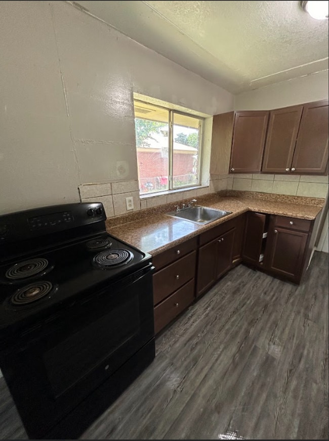 Building Photo - Cute 4 Bedroom Home