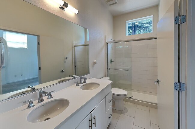 Building Photo - 392 Midstream Ln
