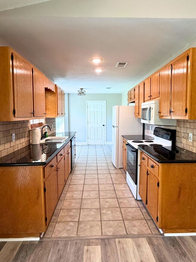 Building Photo - Updated 4BR/2BA Home in Cul-de-Sac