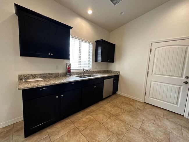 Building Photo - Great 3 Bedroom Home near Hualapai School!