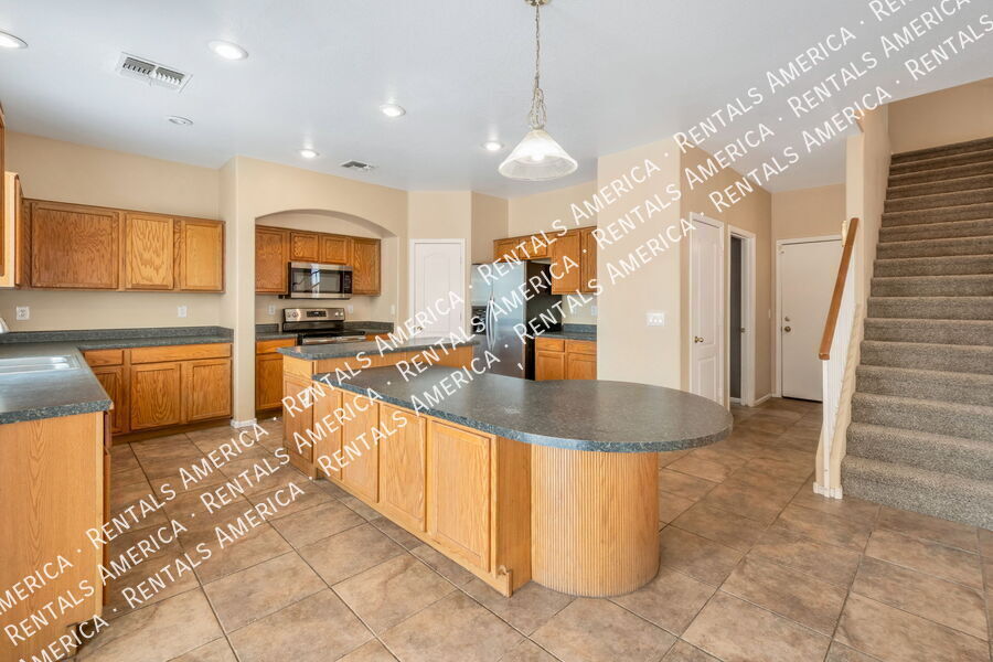 Building Photo - 629 E Saddle Way