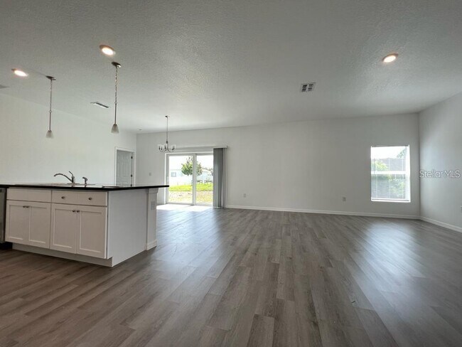 Building Photo - 407 Treemont Ave