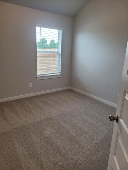 Building Photo - 121 Tall Grass Dr