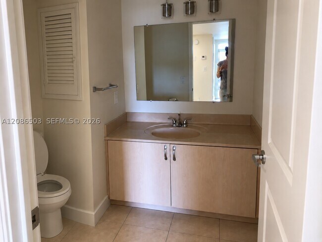 Building Photo - 400 S Hollybrook Dr