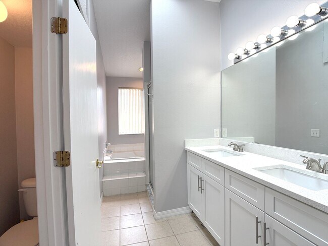 Building Photo - 306 Mango Dr