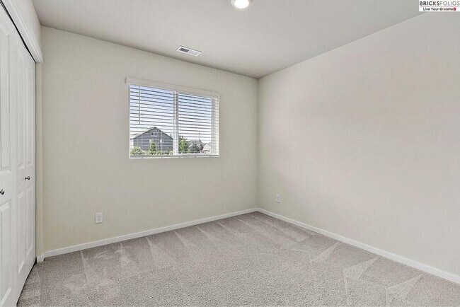 Building Photo - Puyallup Gem: Comfort and Style Combined!