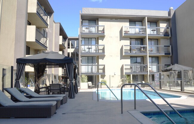 Building Photo - 7320 Hawthorn Ave