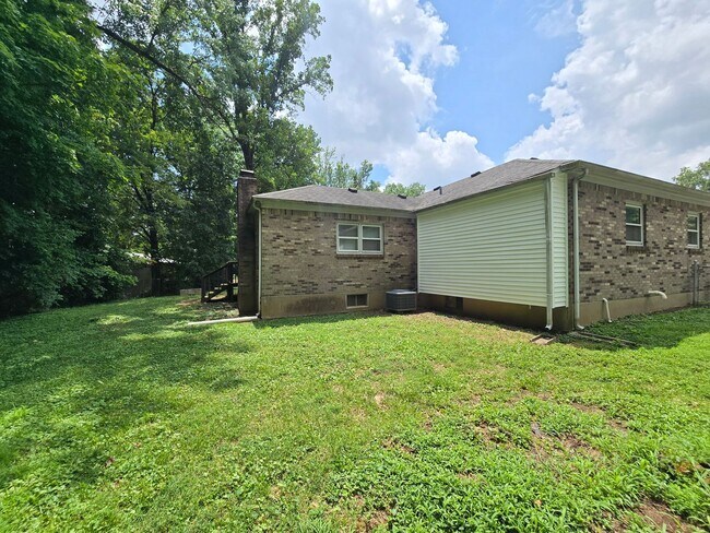 Building Photo - Brick Ranch in the heart of Jeffersontown! Featuring hardwood styled floors, 3 Bedrooms, 1.5 Bath...