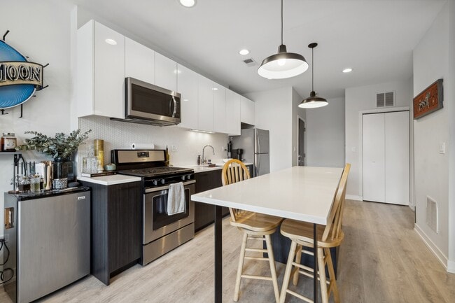 Building Photo - 713 N Milwaukee Ave