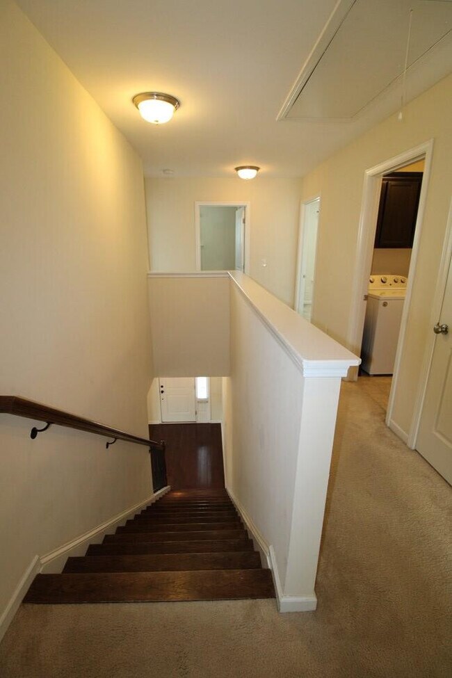 Building Photo - 870 Cormier Dr