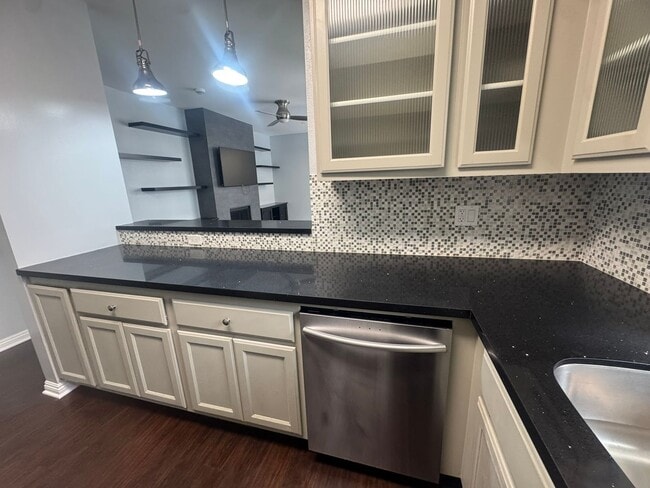 Building Photo - Renovated 2BD/2BA with Tandem Parking, Oversized Balcony & In-Unit Laundry — Downtown Long Beach