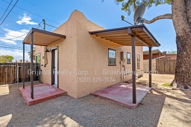Building Photo - 3219 E Flower St