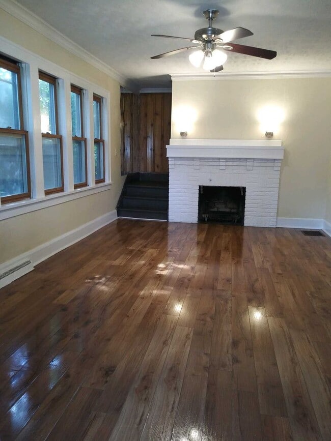 Building Photo - Fenced Yard. 2 bed home