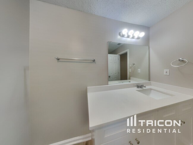 Building Photo - 5093 River Overlook Way