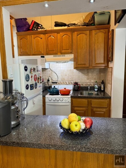 Building Photo - W 56th St