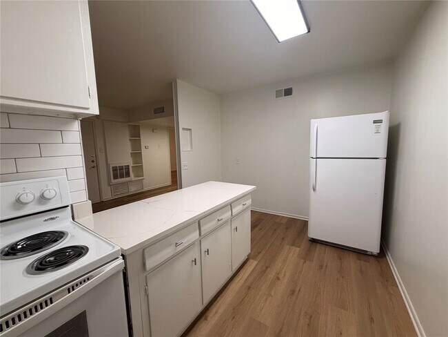 Building Photo - 3304 Red River St