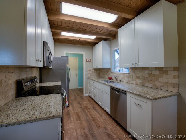 Building Photo - 3021 S Ash Ave