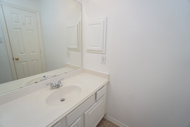 Building Photo - 1131 Enclave Square E